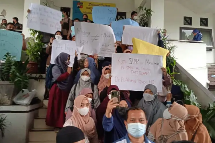 Kecewa Pimpinan Anyar, Puluhan Orang Tua Murid SD dan SMP At Taufiq Geruduk Disdik Kota Bogor