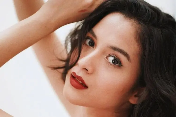Meskipun Sudah Punya Anak, Ikuti 3 Gaya Fesyen Putri Marino Ini Bikin Keliatan Masih Perawan!