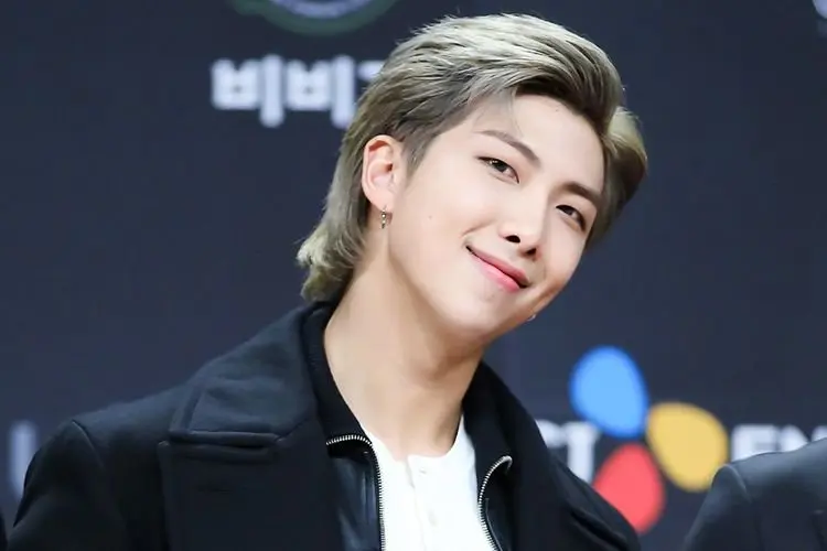 Intip Gaya Fesyen RM BTS Ketika Membaca Buku, Tetap Kece Walaupun Santai!