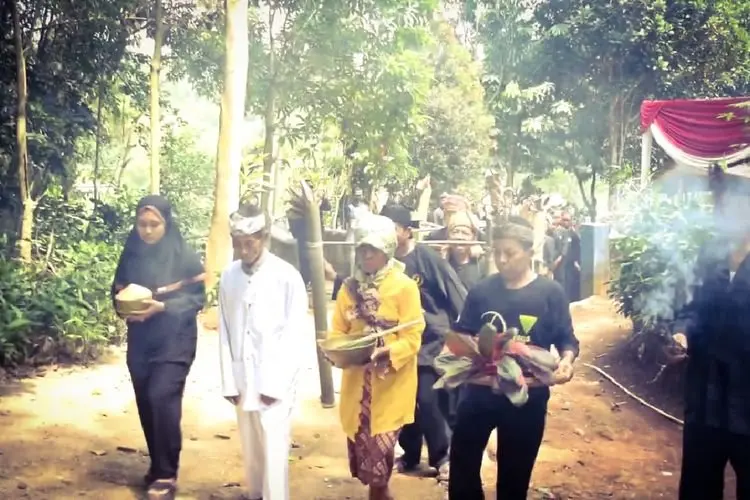 Upacara Mikul Lodong Kampung Parakansalam Bandung Barat yang Tetap Lestari