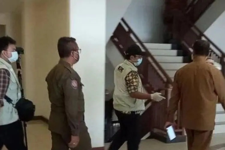 KPK Boyong 2 Koper Berkas Usai Geledah Kantor Bupati  Penajam Paser Utara AGM 