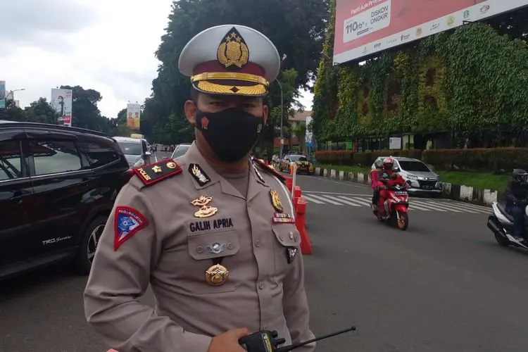 ASN  Pengendara Ertiga Ini Kehilangan Kendali Tabrak Bikers Hingga  Tersungkur   