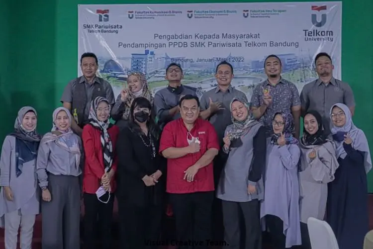 Dosen Tel-U Berikan Materi Analisa Target Market di SMK Pariwisata Telkom Bandung