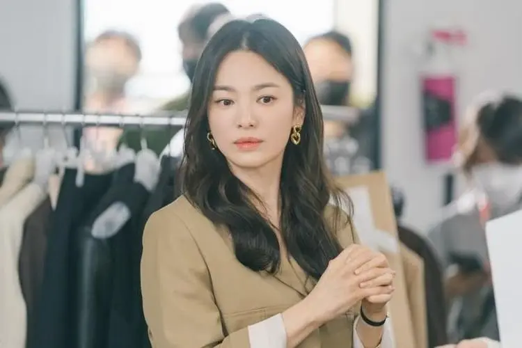 Hampir 40 Tahun Song Hye Kyo Tetap Jadi Inspirasi Fesyen Perempuan, Ini Buktinya!