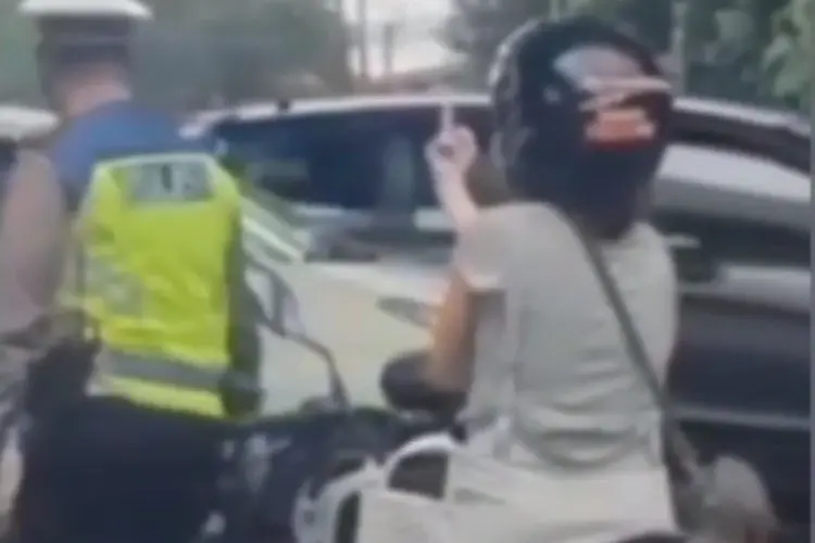 VIRAL! Aksi Wanita Pengendara Motor Acungkan Jari Tengah ke Polisi