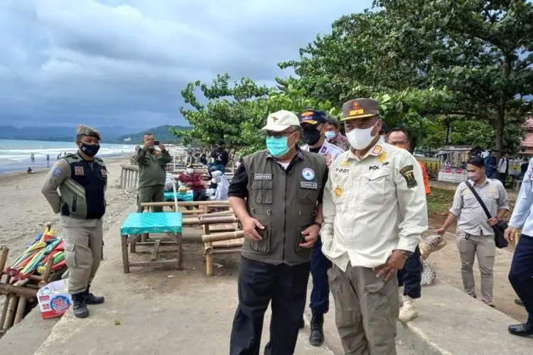 Bupati Sukabumi Marwan Hamami Sayangkan Banyak Sampah di Objek Wisata Pantai Selatan