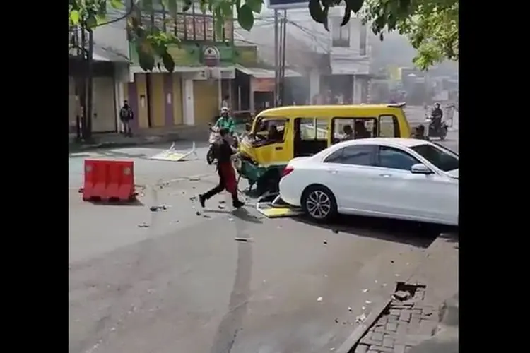 Innalilllahi! Mobil Sedan dan Angkot Tabrakan di Jalan Pasirkaliki Bandung