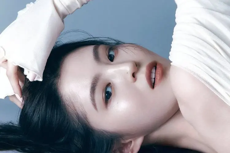 Sekali Liat Gak Bakal Ngedip, Aktris âMy Nameâ Han So Hee Tampil Seksi dan Menawan dalam Pemotretan Majalah