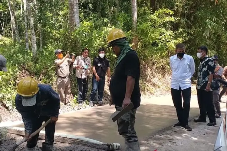 Pemkab Cianjur Menargetkan Jalan Rusak Tuntas Diperbaiki Hingga 2024