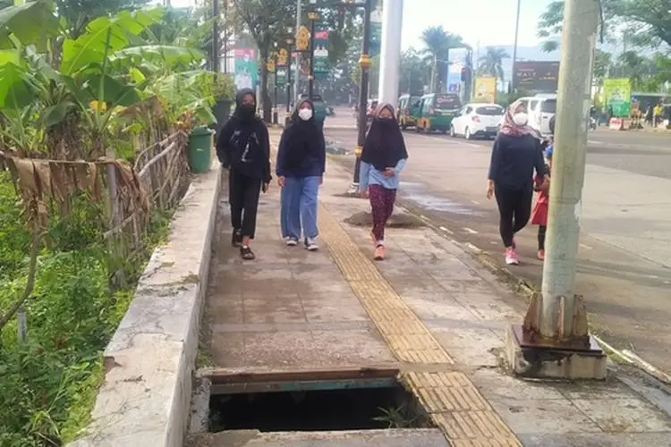 Duh, Lubang di Trotoar Jalan depan Komplek Pemkab Bandung Bikin Bahaya Penyandang Tuna Netra