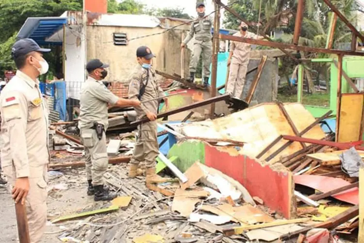 Ratusan Bangunan Liar Sepanjang Bantaran Kali Baru Ciliwung Dihancurkan