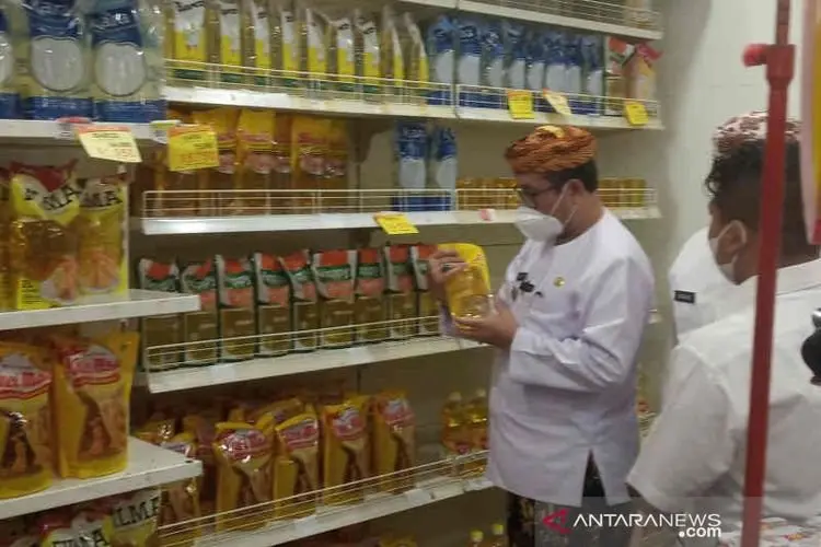 Bupati CIrebon Imron Langsung Pantau Harga Minyak Goreng di Pasar Modern