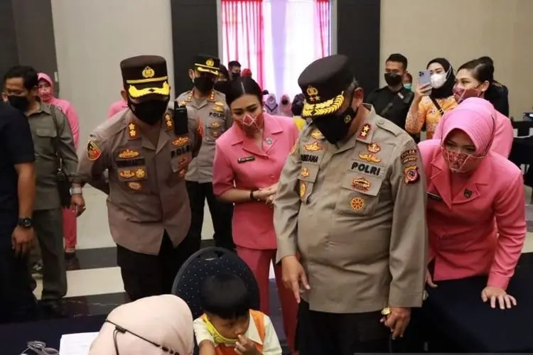 Polda Jawa Barat  Terus Membantu Percepatan Vaksinasi 