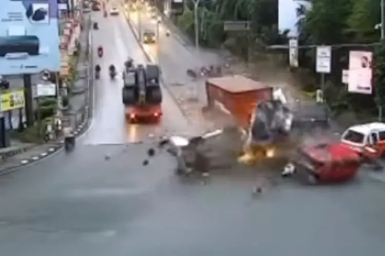 Innalillahi! Diduga Rem Blong, Truk Tronton Tabrak Sejumlah Kendaraan di Persimpangan Balikpapan