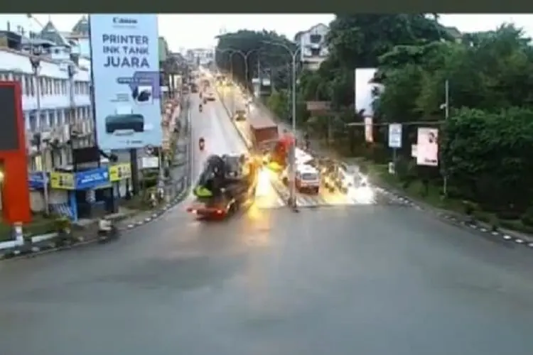 Kronologi Truk Tronton Tabrak Belasan Kendaraan di Stopan Lampu Merah Balikpapan,Â 5 Tewas 4 Luka Berat