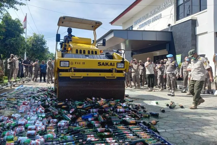 Operasi Nobat Dimulai, Satpol PP Kab Bogor Musnahkan Ribuan Botol Miras