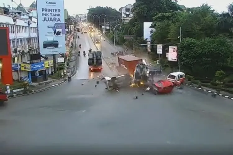 Ngeri, Truk Tronton Lindas Belasan Kendaraan di Lampu Merah