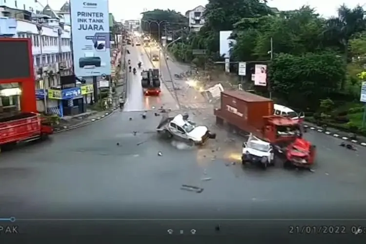 Pengemudi Truk Tronton Tabrak Belasan Kendaraan Dijadikan Tersangka