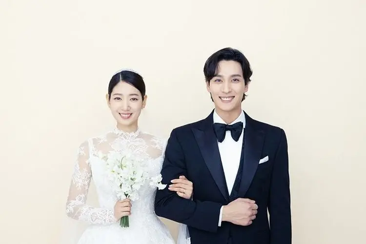 Jadi Pasangan Suami Istri, Park Shin Hye dan Choi Tae Joon Resmi Menikah Hari Ini