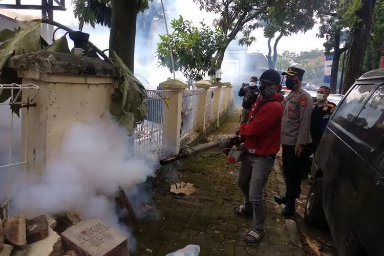 Polrestabes Bandung Gencarkan Penyemprotan Anti DBD