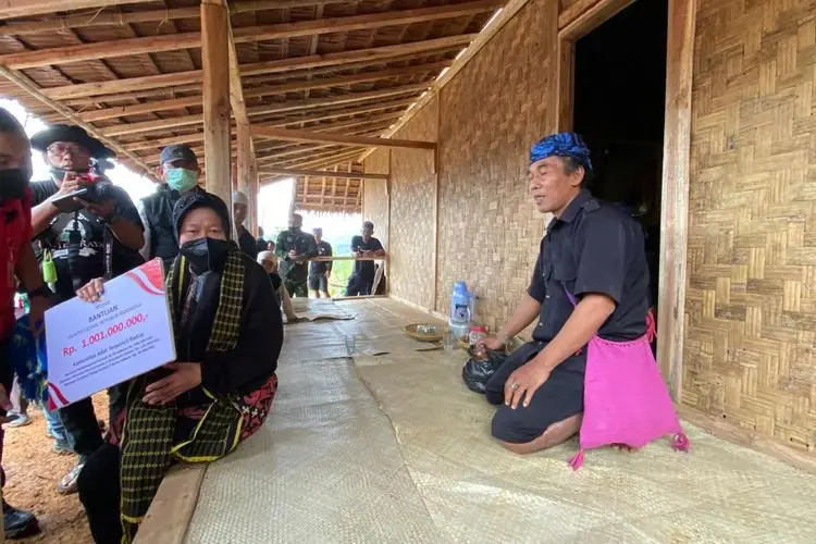 Serahkan Uang 100 Juta, Mensos Spontan Kabulkan Permintaan Tokoh Adat Baduy
