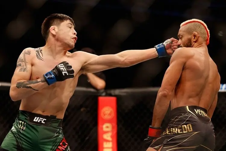 UFC 270: Deiveson Figueiredo Rebut Sabuk Kelas Terbang dari Brandon Moreno, 5 Ronde Gila!