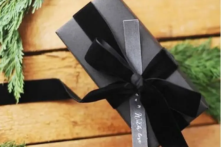 3 Rekomendasi Kado Buat Temen Cewek Kamu Ini Pasti Bikin Ngakak, Pertemanan Tambah Erat!