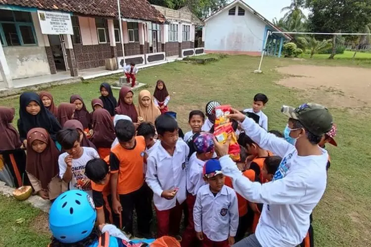 Setiap Hari Terancam Disergap Buaya,  Para Siswa SDN Ciloma Akhirnya Dapat Perahu dari Ridwan Kamil