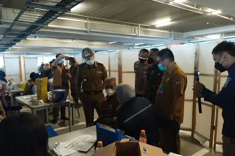 Hari Pertama Vaksinasi Booster di KBB, 1500 Warga Serbu IKEA Kota Baru Parahyangan