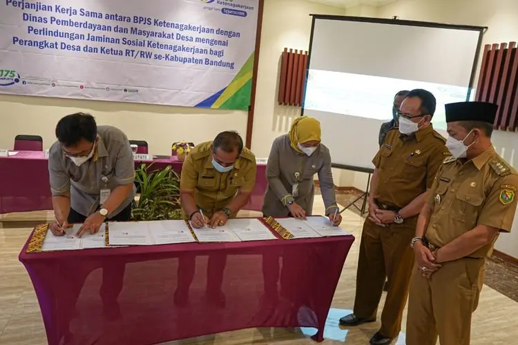 Ribuan Perangkat Desa dan RT/RW Diberikan BPJS Ketenagakerjaan