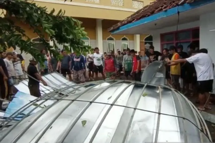 Hujan Badai, Kubah Masjid Al Istiqomah di Tasikmalaya Roboh