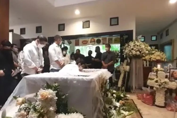 Tangis Nurul Arifin Pecah Saat Melihat Prosesi Tutup Peti Jenazah Maura Magnalia