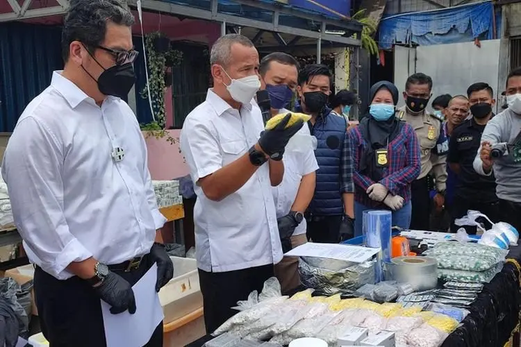 Sejuta Butir Obat Ilegal Diamankan, Polisi Grebek Rumah yang Disulap Jadi Pabrik di Cibinong