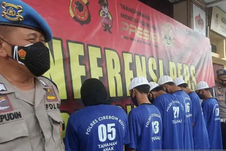 Acungkan Senjata Tajam, 6 Pelajar SMP di Cirebon DItangkap Polisi