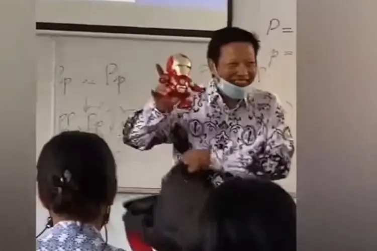Guru SMA Mengajar Bawa Mainan Anak-Anak, Di Kelas Gak Boring, Banyak Netizen Memuji