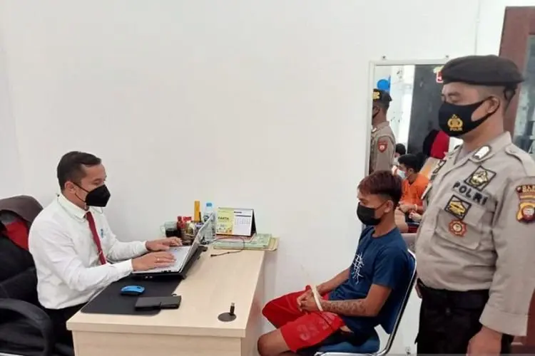 Geger! Sang Ayah di Sekadau Dobrak Pintu Kamar, di Depannya Terpampang Anaknya Ditiduri Pria Dewasa