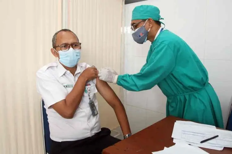 Seribu Pegawai PT KAI Cirebon Divaksin Dosis Ketiga