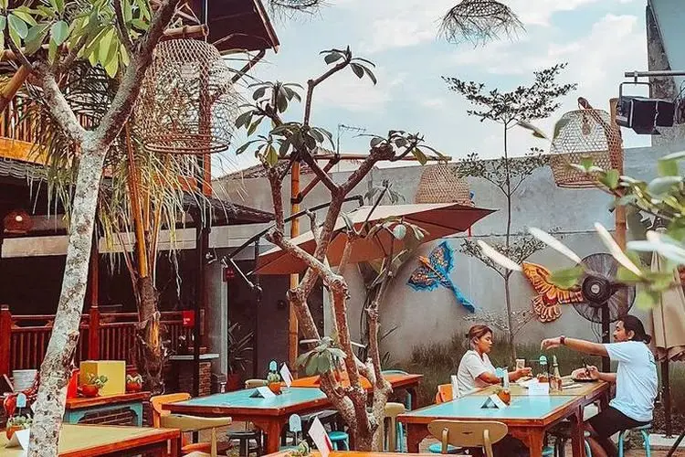 Gak Bisa Liburan Jauh Karena Covid? Ini 2 Rekomendasi Cafe Unik Bikin Kamu Berasa Traveling ke Luar Kota