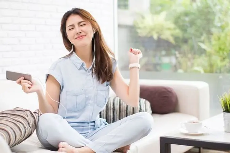 Kamu Tim Habiskan Weekend di Rumaha aja? Coba Putar 5 Rekomendasi Lagu Ini Biar Gak Mati Gaya