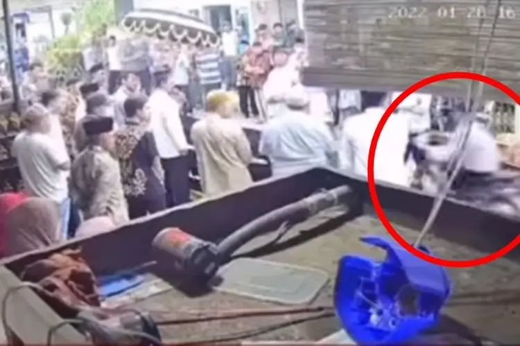 Viral Pengendara Motor Nekat Lintasi Para Pelayat Buat Netizen Geram