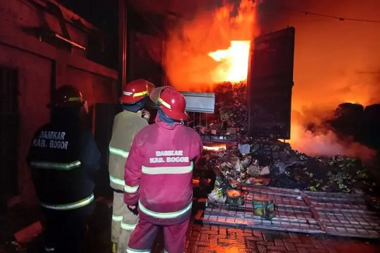 Gudang Ciki di Cibinong Kabupaten Bogor  Ludes Terbakar