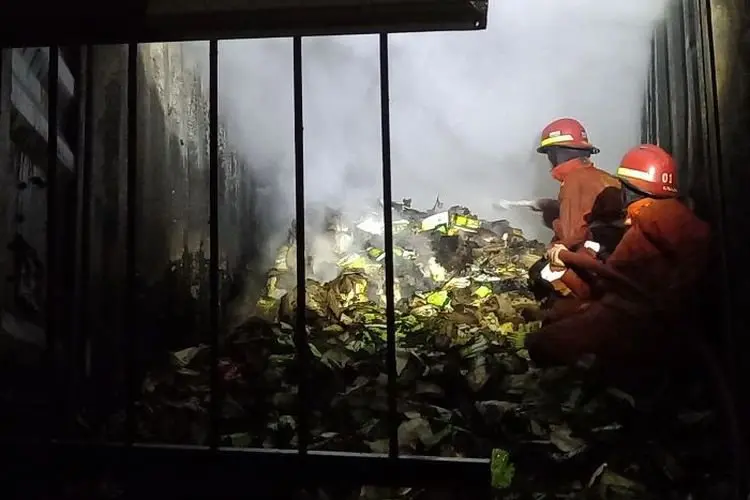 3 Jam Baru Padam, Ini Kendala Damkar Taklukkan Kebakaran Gudang Ciki di Cibinong