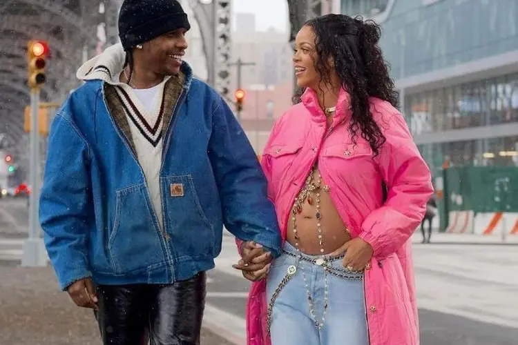 Rihanna Pamer Baby Bump, Hamil Anak Pertamanya dari A$AP Rocky
