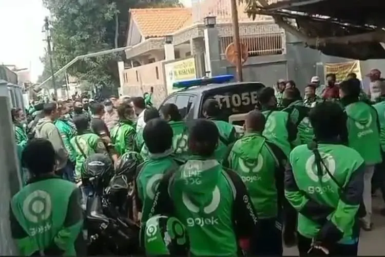 Viral! Ojol Rame-rame Geruduk Rumah Penumpang Gegara Ini