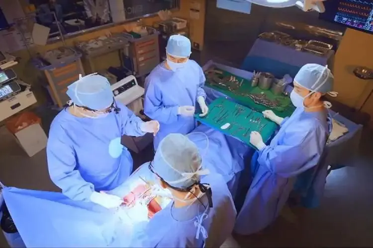 Sinopsis Drama Korea Ghost Doctor Episode 11 : Operasi Seung Jo Kembali Berhasil?