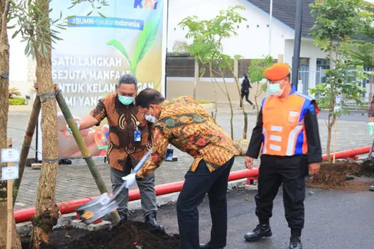 Daop 2 Bandung Hijaukan Stasiun dan Wilayah Kerja dengan Ratusan Tanaman