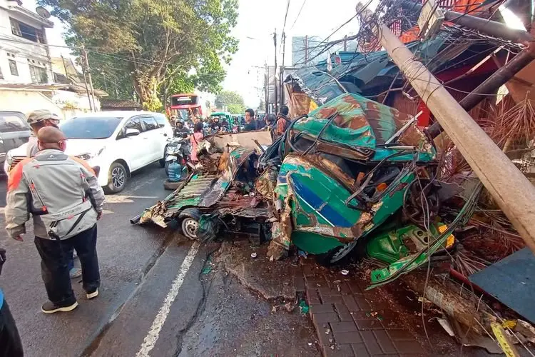 Rem Blong, Truk Galon Tabrak Angkot Satu Tewas
