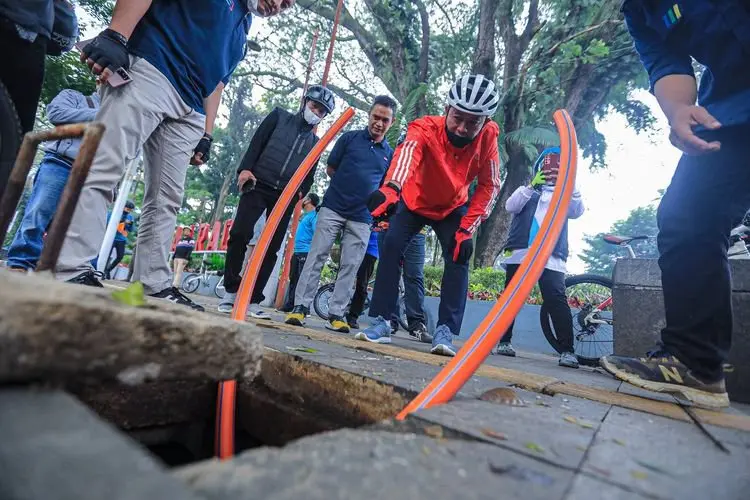 Pemkot Bandung Mulai Turunkan Kabel Fiber Optik di 13 Ruas Jalan