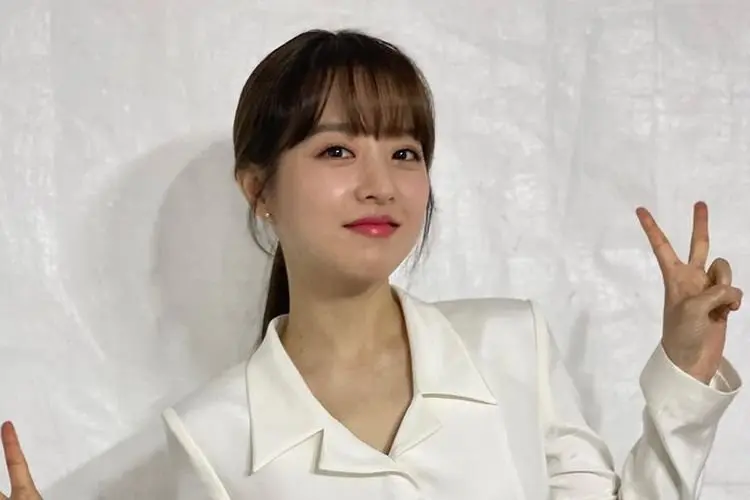Park Bo Young Pertimbangkan Main Drama Baru oleh Sutradara 'All Of Us Are Dead'