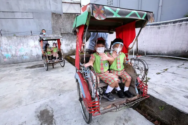 Foto: Kenalkan Alat Transportasi Tradisional, Siswa TK Diajak Naik Delman dan Becak